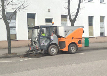 Zamiatarka na ulicach Kościana